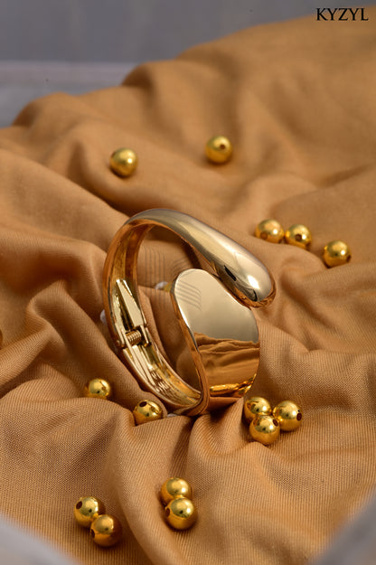 The Aurum Embrace Cuff - A Luxurious Golden Wrap for Your Wrist
